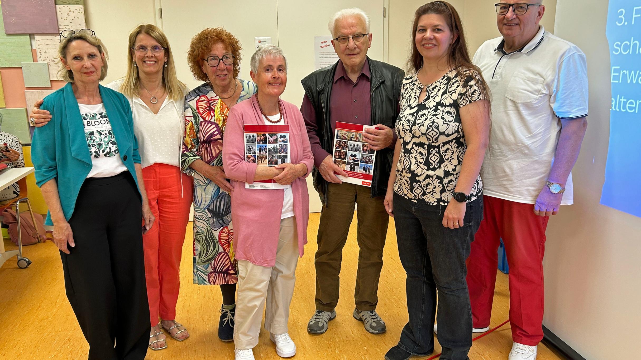 Foto der Teilnehmenden an der Aufsatzveranstaltung mit den gedruckten Büchern