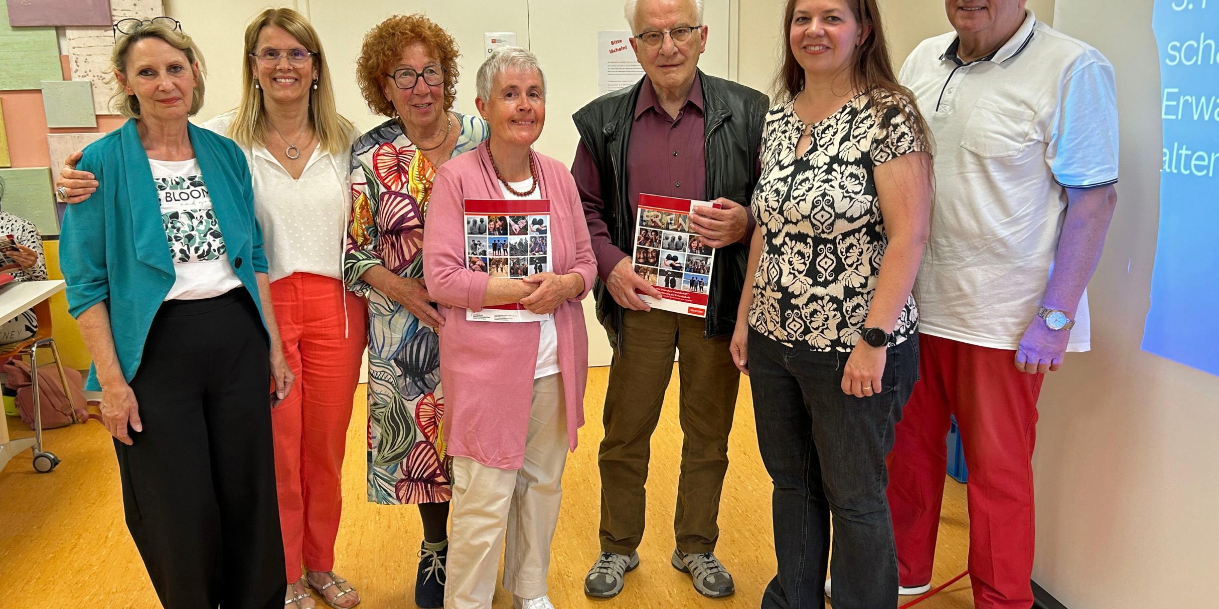Foto der Teilnehmenden an der Aufsatzveranstaltung mit den gedruckten Büchern (c) Ute Kirch - Bischöfliche Pressestelle Foto der Teilnehmenden an der Aufsatzveranstaltung mit den gedruckten Büchern