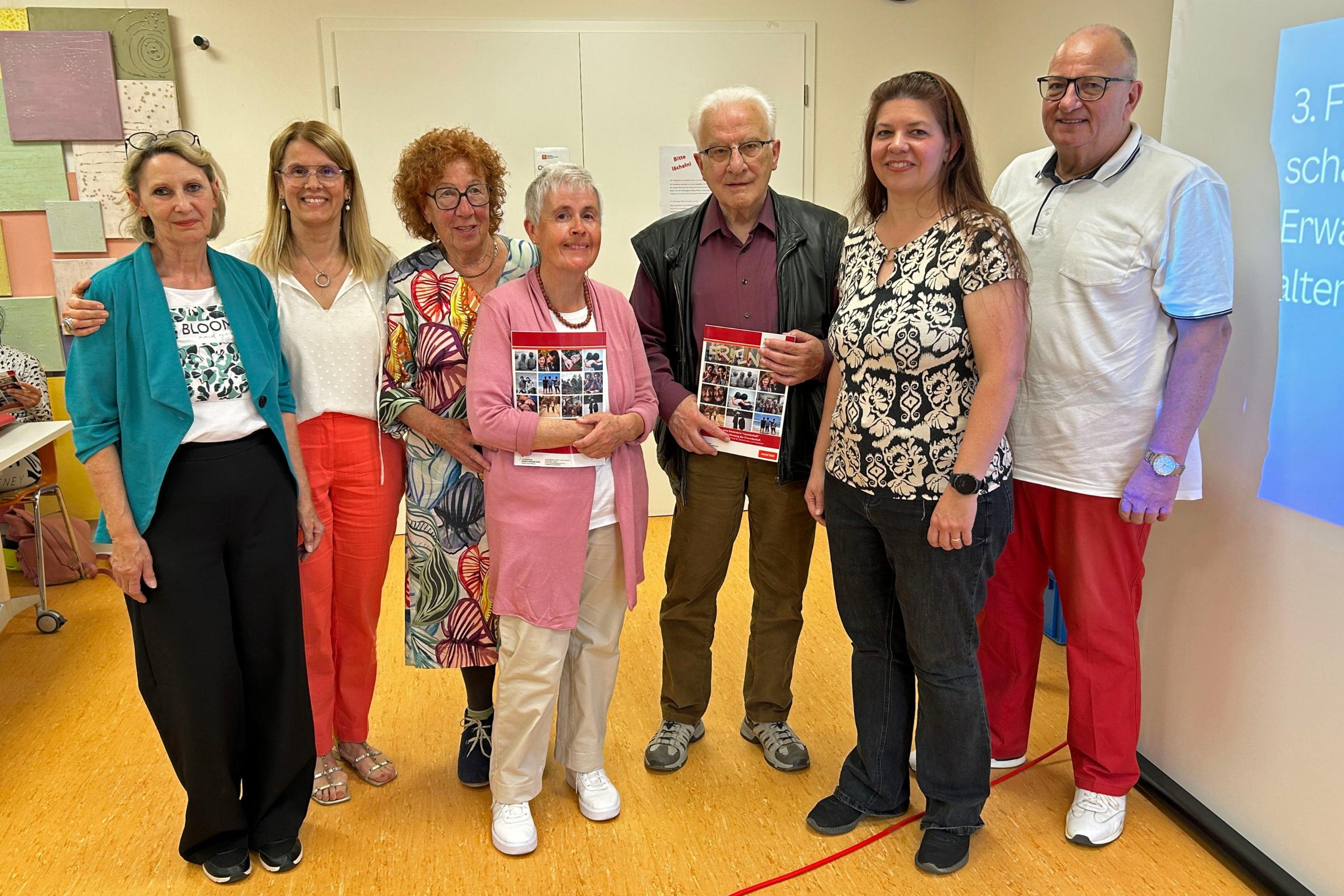 Foto der Teilnehmenden an der Aufsatzveranstaltung mit den gedruckten Büchern