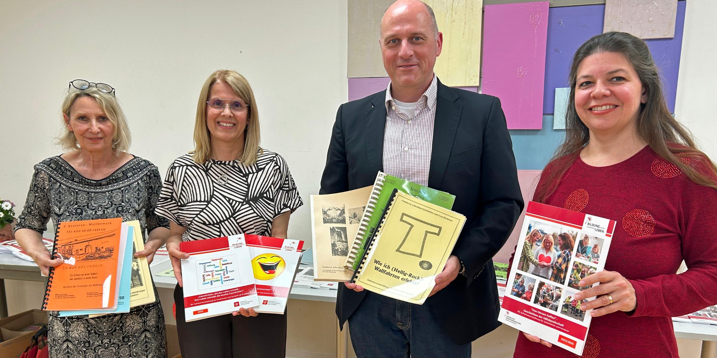 Anne Schuler, Clementina Gattone (KEB Saar-Hochwald), Thomas Berenz (Leiter der KEB im Bistum Trier) und Isabell Valentin (Schreibwerkstatt Bous) präsentieren die Aufsatzbände der vergangenen Jahre (c) Ute Kirch - Bischöfliche Pressestelle Anne Schuler, Clementina Gattone (KEB Saar-Hochwald), Thomas Berenz (Leiter der KEB im Bistum Trier) und Isabell Valentin (Schreibwerkstatt Bous) präsentieren die Aufsatzbände der vergangenen Jahre
