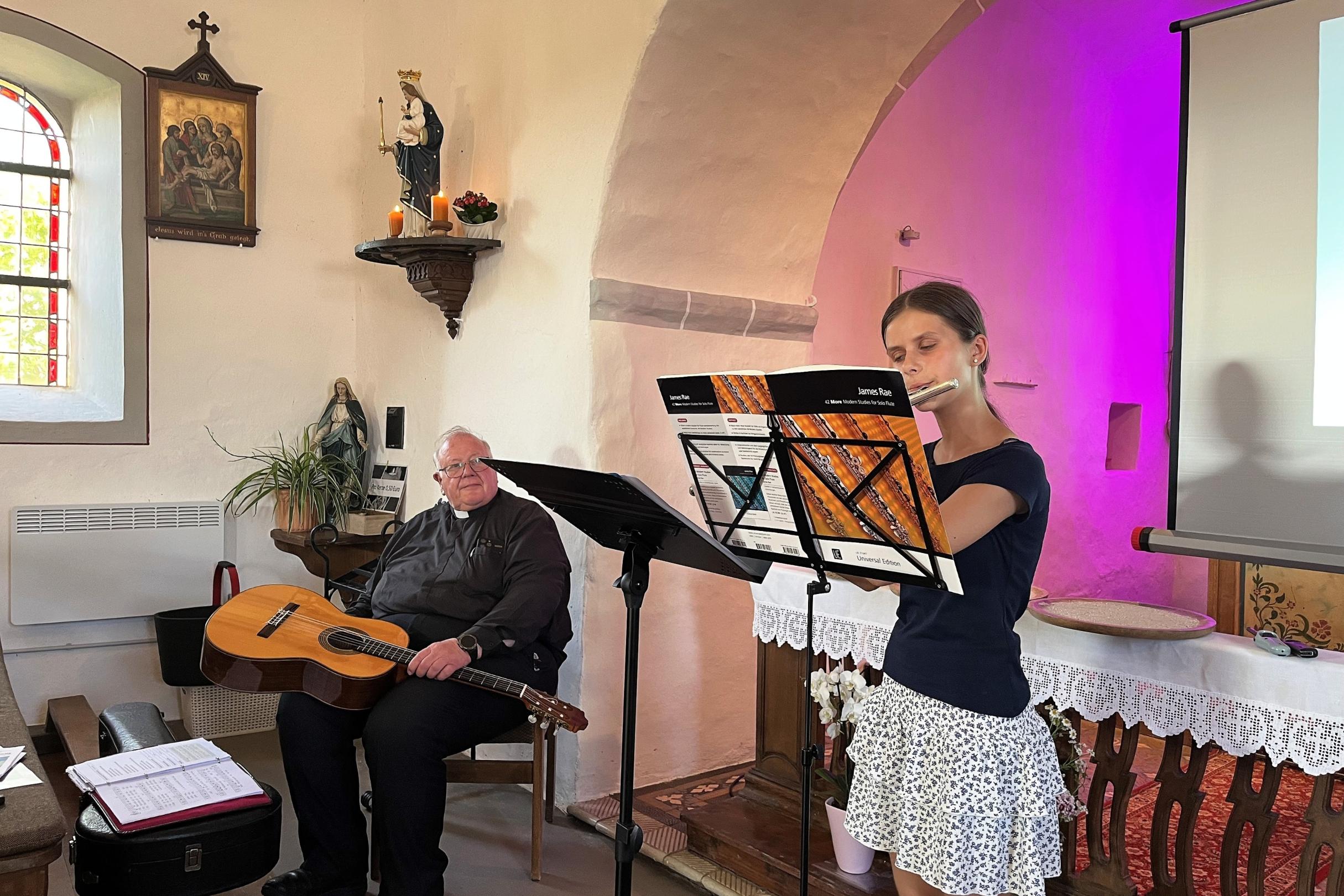 Ariane Breuer spielt ein Instrumentalstück auf der Querflöte