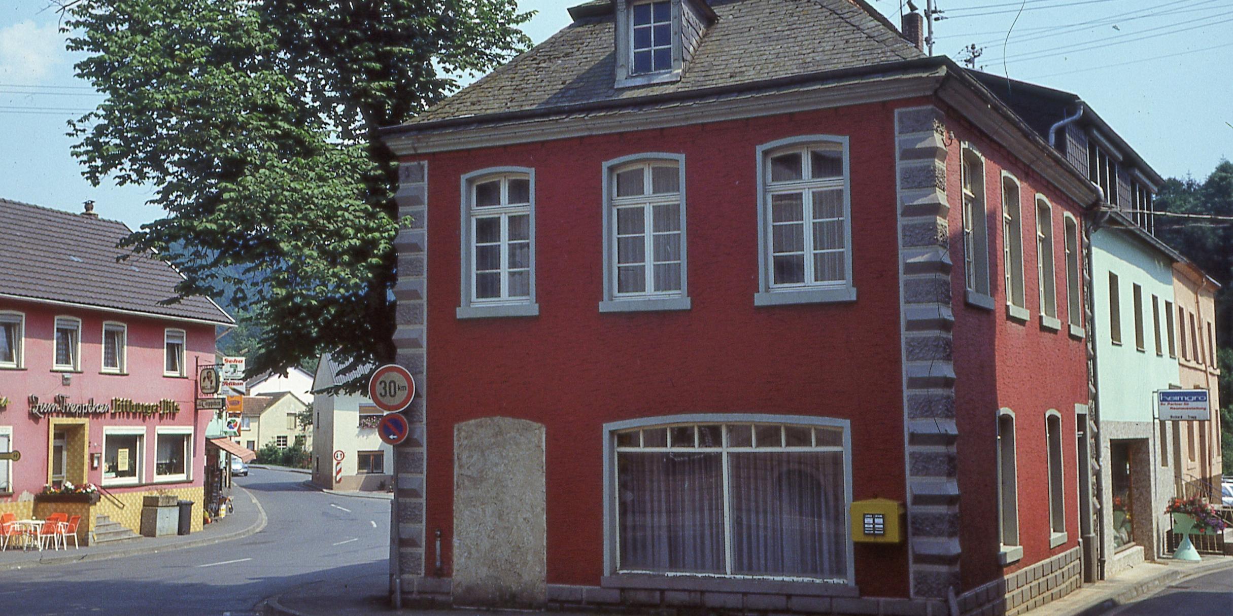 Haus Spoo/Kruft (heute Postfiliale) am Kanal in Waxweiler. (c) Herbert Geile / Pfarrarchiv Waxweiler Haus Spoo/Kruft (heute Postfiliale) am Kanal in Waxweiler.