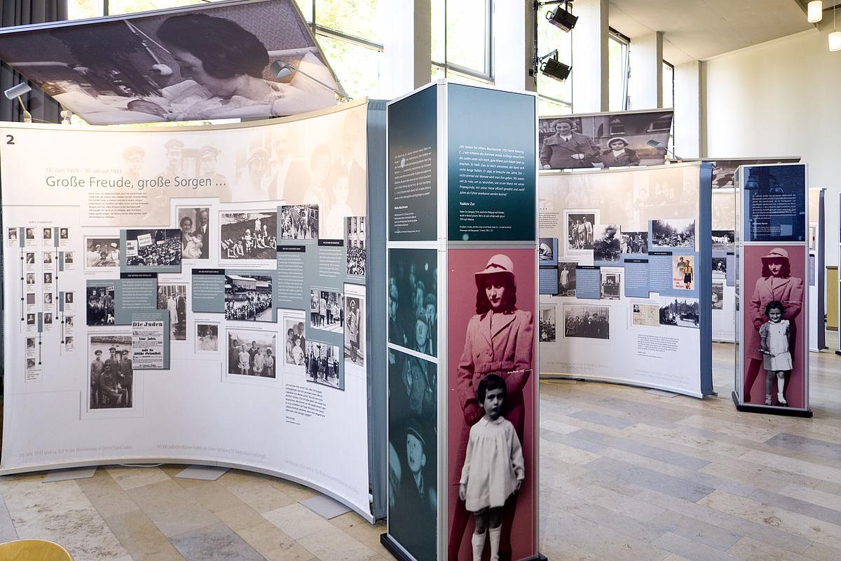 Ausstellung_Ansicht_Deine_Anne
