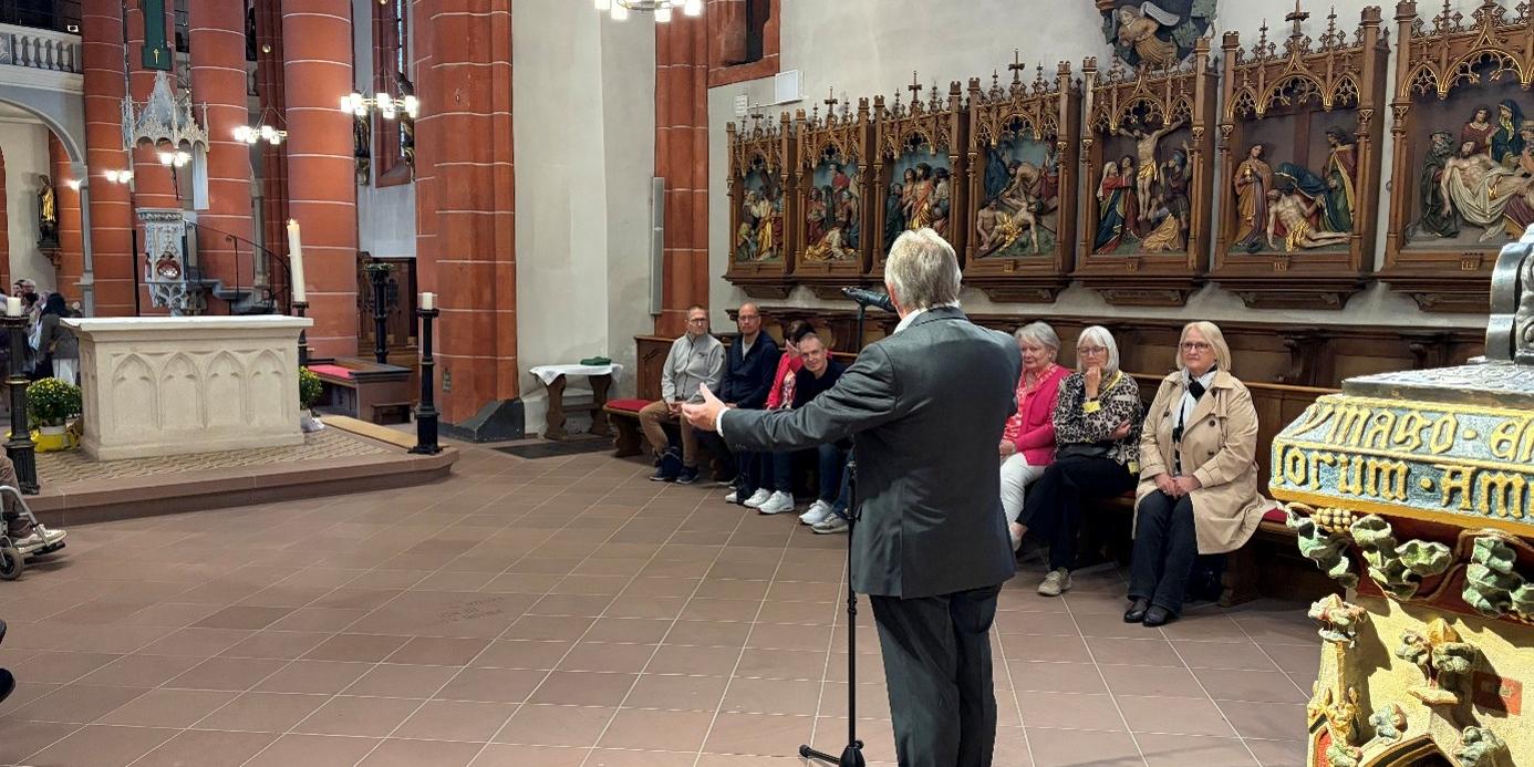 Exkursion nach Tholey (c) Gaby Bader In der Basilika St. Wendel hören die Teilnehmer den Vortrag von Pfarrer Klaus Leist