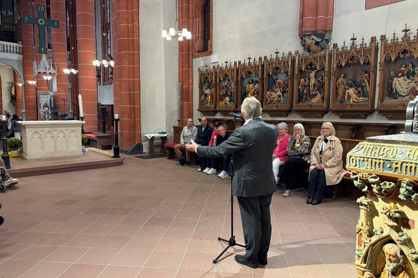 In der Basilika St. Wendel hören die Teilnehmer den Vortrag von Pfarrer Klaus Leist