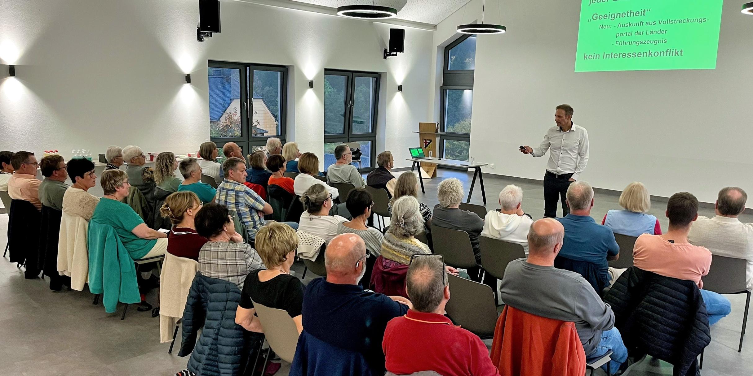Vortrag 'Vorsorge' mit Reinhold Seiwert vom SKFM Prüm (c) Michael Fischer/ Pfarrei Westeifel St. Willibrord Reinhold Seiwert vom SKFM Prüm hält einen Vortrag vor ca. 40 Interessierten in einem hellen Saal