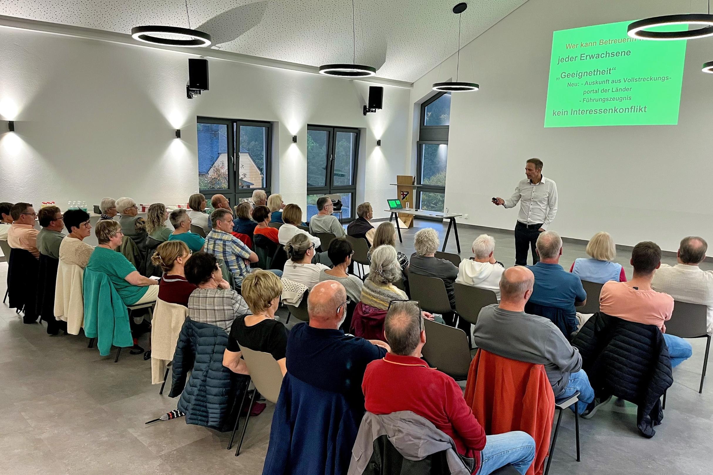 Reinhold Seiwert vom SKFM Prüm  hält einen Vortrag vor ca. 40 Interessierten in einem hellen Saal