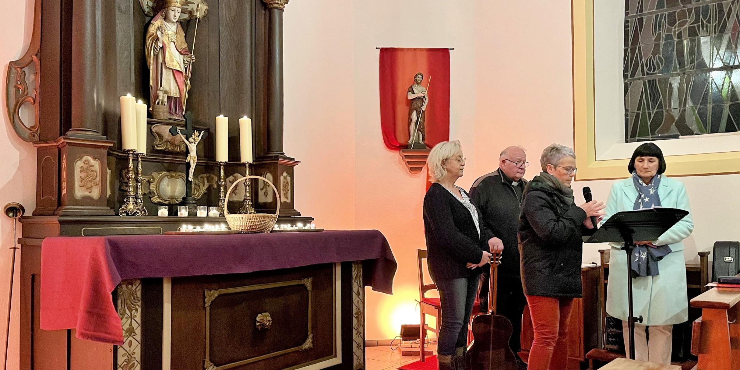 Dagmar Thome, Pfarrer Georg Josef Müller, Heike Loscheider und Marlies Pütz in der Kapelle in Dingdorf (c) Michael Fischer Dagmar Thome, Pfarrer Georg Josef Müller, Heike Loscheider und Marlies Pütz in der Kapelle in Dingdorf