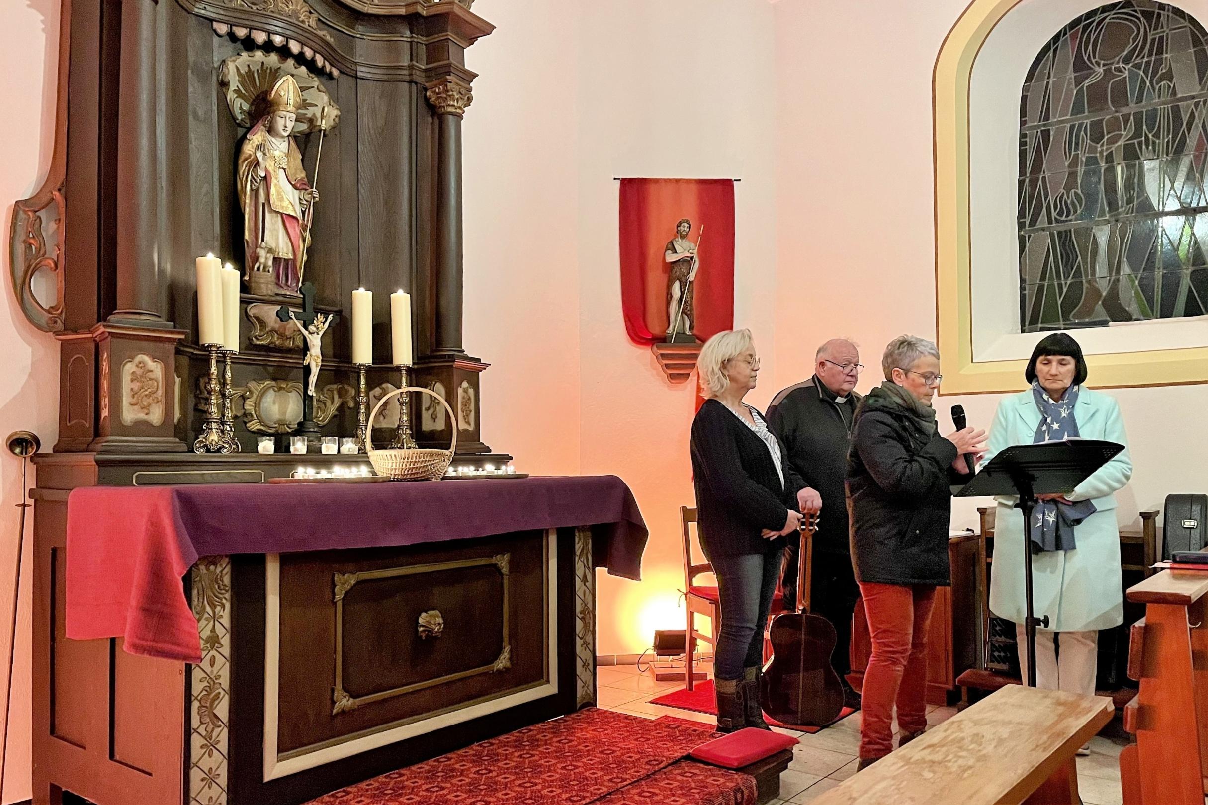 Dagmar Thome, Pfarrer Georg Josef Müller, Heike Loscheider und Marlies Pütz in der Kapelle in Dingdorf