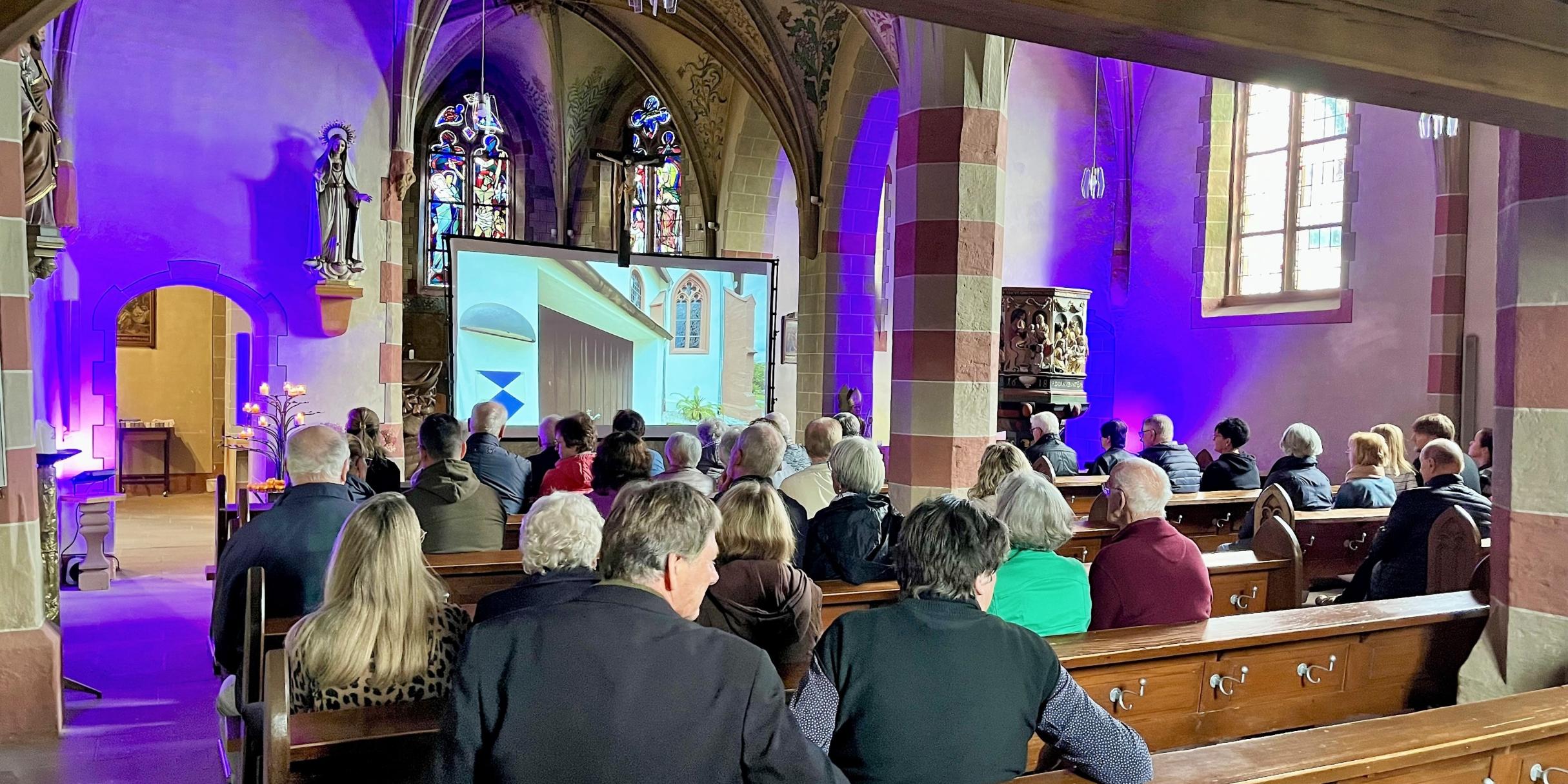 Die blau beleuchtete Wallfahrtskirche St. Lambertus während der Diashow.
