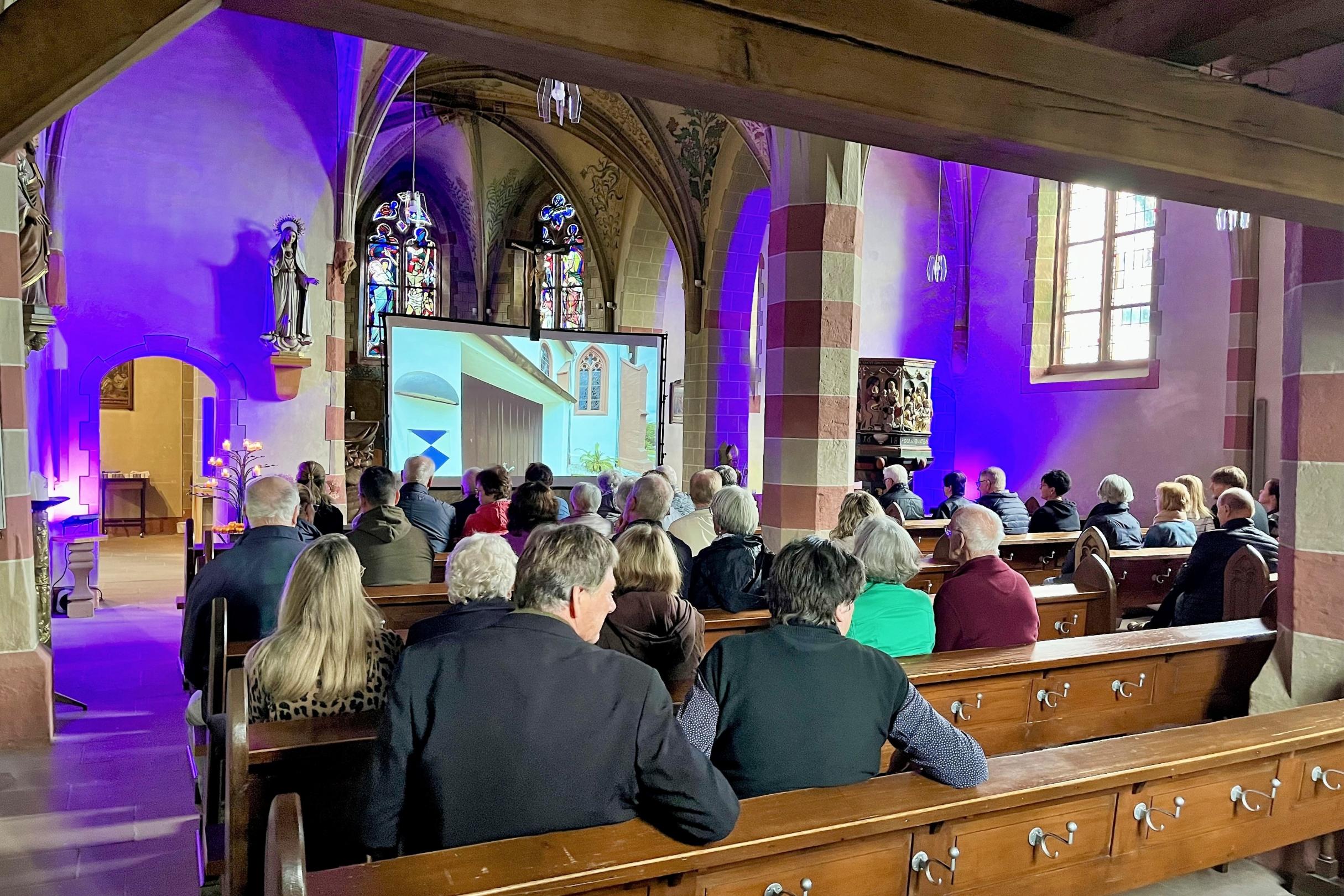 Die blau beleuchtete Wallfahrtskirche St. Lambertus während der Diashow.