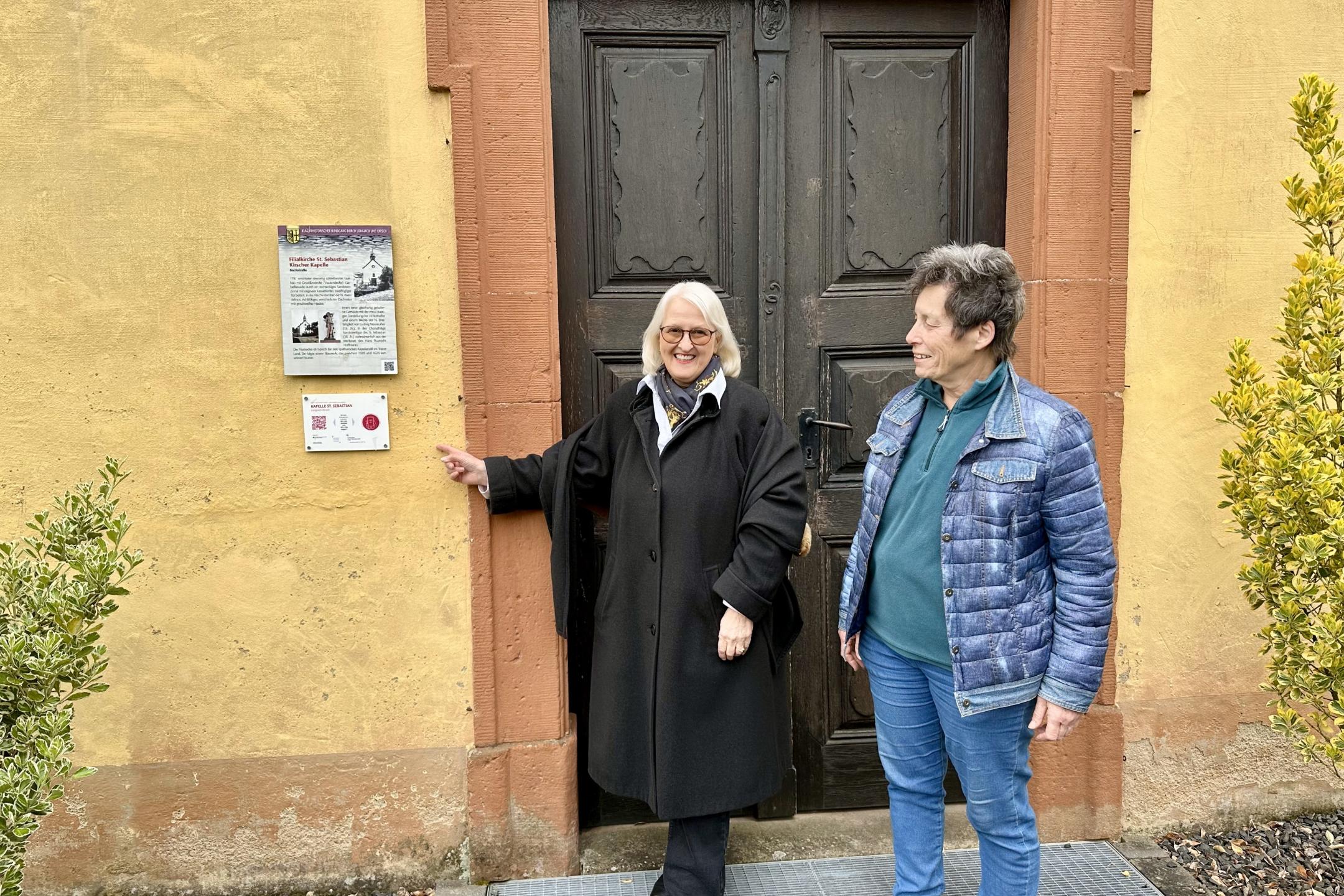 Frau Zey-Wortmann und Frau Hübner vor der Kapelle St. Sebastian in Longuich-Kirsch
