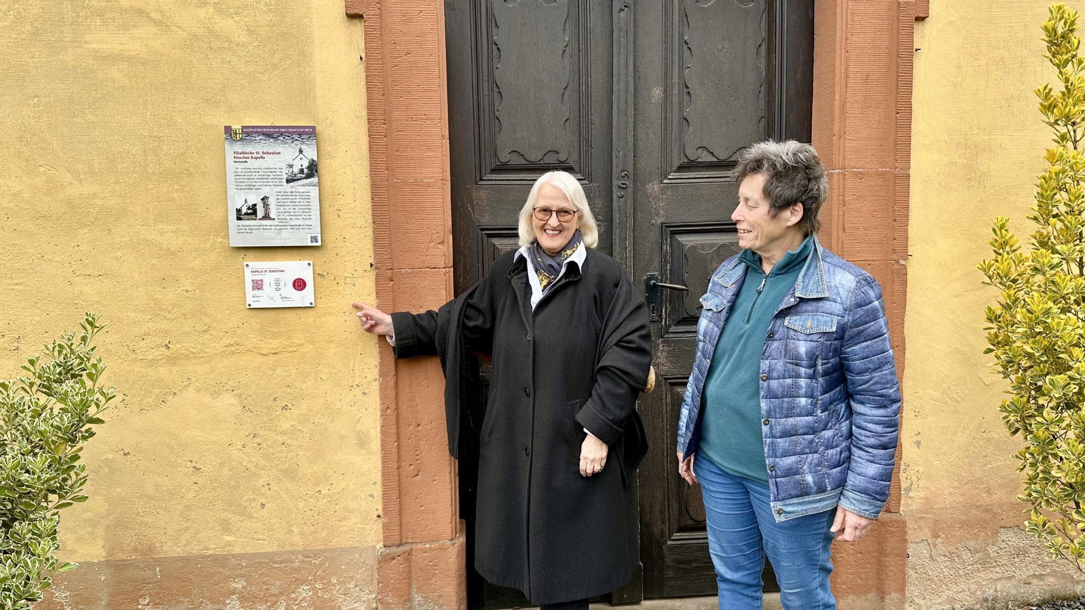 Frau Zey-Wortmann und Frau Hübner vor der Kapelle St. Sebastian in Longuich-Kirsch