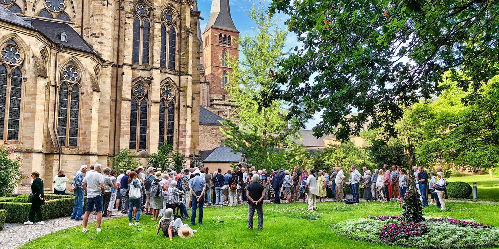 Im Bischofsgarten, mit dem Trierer Dom im Hintergrund, stehen die Teilnehmer des TheoTalks (c) Walter Baumeister Im Bischofsgarten, mit dem Trierer Dom im Hintergrund, stehen die Teilnehmer des TheoTalks