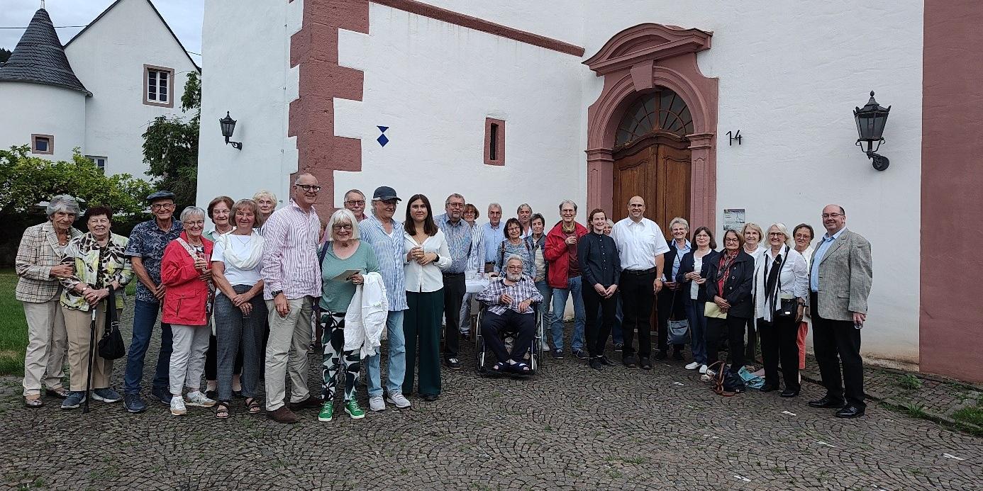 Die Konzertbesucher der Musik zum Tagesausklang vor der Pfarrkirche St. Laurentius Longuich (c) Dr. Ralf Hansjosten Die Konzertbesucher der Musik zum Tagesausklang vor der Pfarrkirche St. Laurentius Longuich