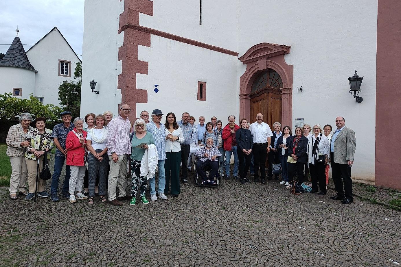 Die Konzertbesucher der Musik zum Tagesausklang vor der Pfarrkirche St. Laurentius Longuich