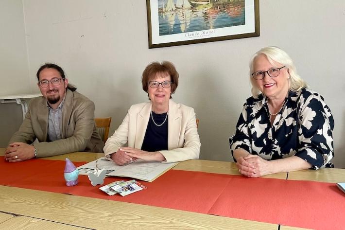 Die deutsche Botschafterin in Luxemburg, Dr. Heike Peitsch, mit den Organisatoren des Theo-Talks, Katharina Zey-Wortmann und Dr. Samuel Acloque.