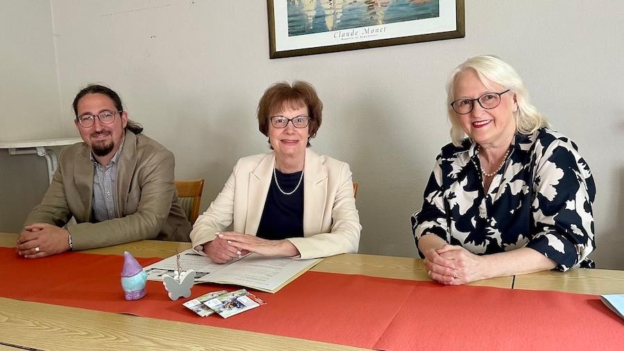 Die deutsche Botschafterin in Luxemburg, Dr. Heike Peitsch, mit den Organisatoren des Theo-Talks, Katharina Zey-Wortmann und Dr. Samuel Acloque.