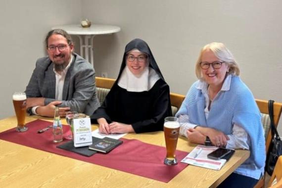 Schwester Maria Hlupic (M.) mit JProf. Dr. Samuel Acloque (r.) von der Kölner Hochschule für Katholische Theologie (KHKT) und Katharina Zey-Wortmann (l.), Leiterin der KEB-Fachstelle