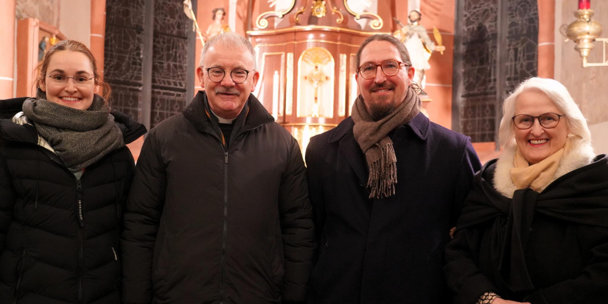 Susanne Münch-Kutscheid, Dekan Ralf Matthias Wilmes, Prof. Dr. Samuel Acloque und Katharina Zey-Wortmann in der Filialkirche Schleich (c) Dr. Rolf Theiss Susanne Münch-Kutscheid, Dekan Ralf Matthias Wilmes, Prof. Dr. Samuel Acloque und Katharina Zey-Wortmann in der Filialkirche Schleich