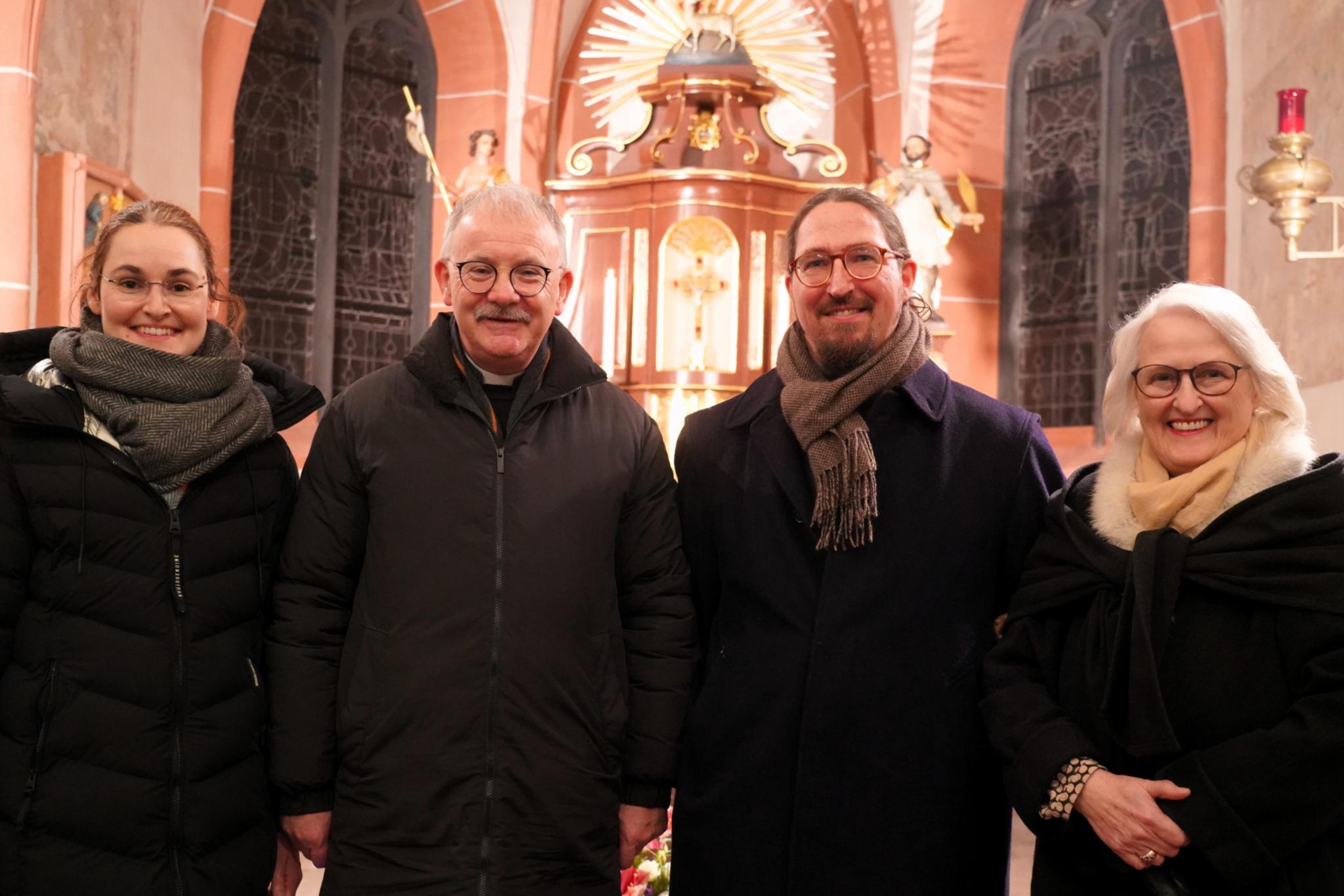 Susanne Münch-Kutscheid, Dekan Ralf Matthias Wilmes, Prof. Dr. Samuel Acloque und Katharina Zey-Wortmann in der Filialkirche Schleich