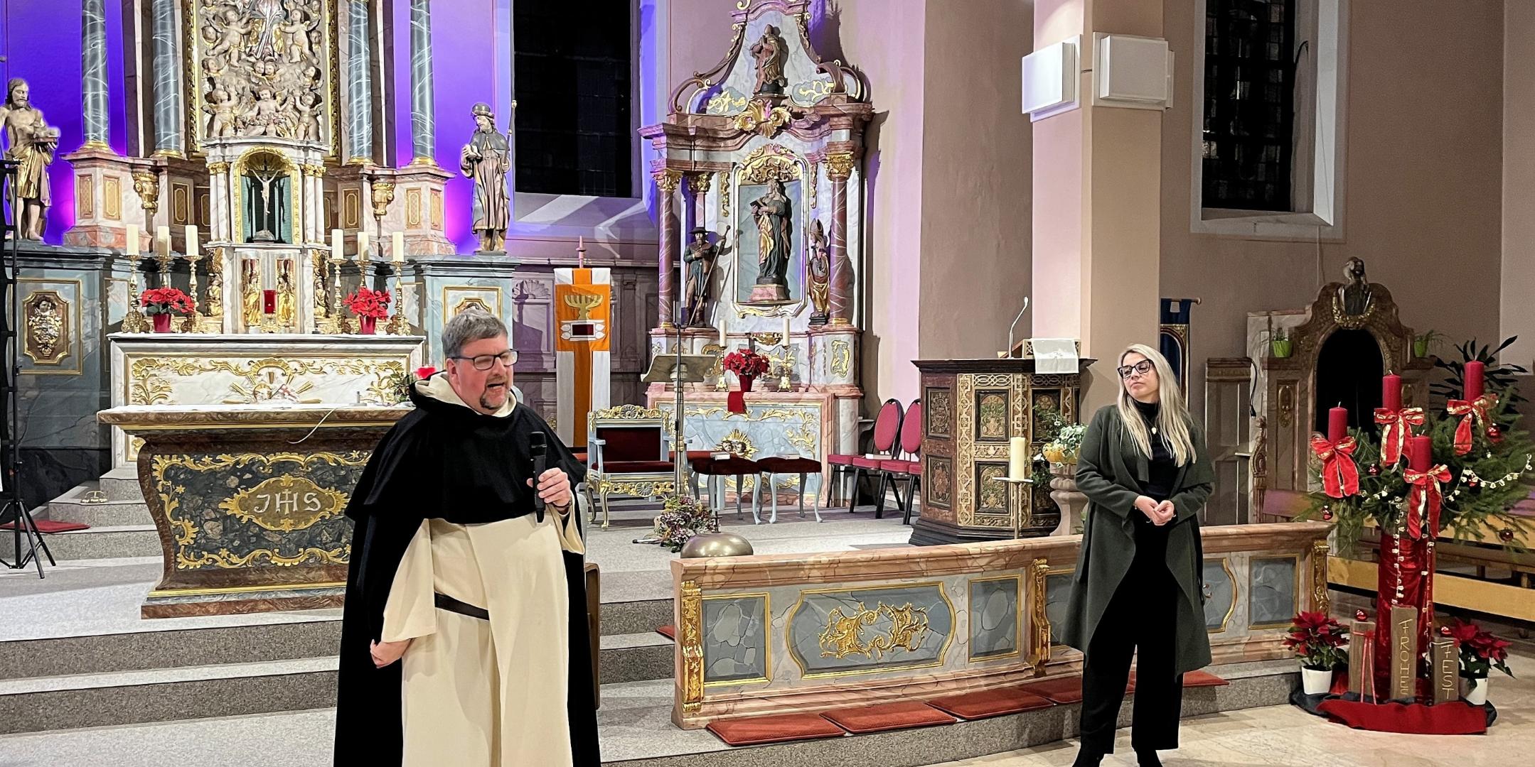 Pfarrer Albert Seul hält einen Vortrag in der illuminierten Pfarrkirche Waxweiler (c) Michael Fischer/KEB Pfarrer Albert Seul hält einen Vortrag in der illuminierten Pfarrkirche Waxweiler