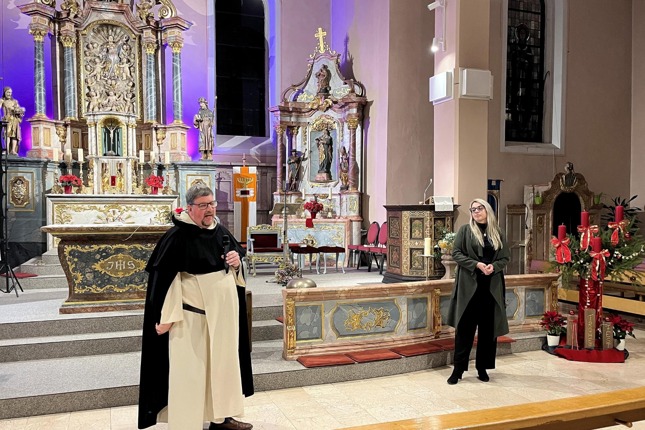 Pfarrer Albert Seul hält einen Vortrag in der illuminierten Pfarrkirche Waxweiler