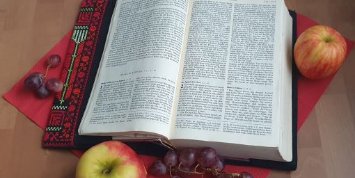 geoeffnete_Bibel_Obst_quer (c) Angela Schmidt geoeffnete_Bibel_Obst_quer